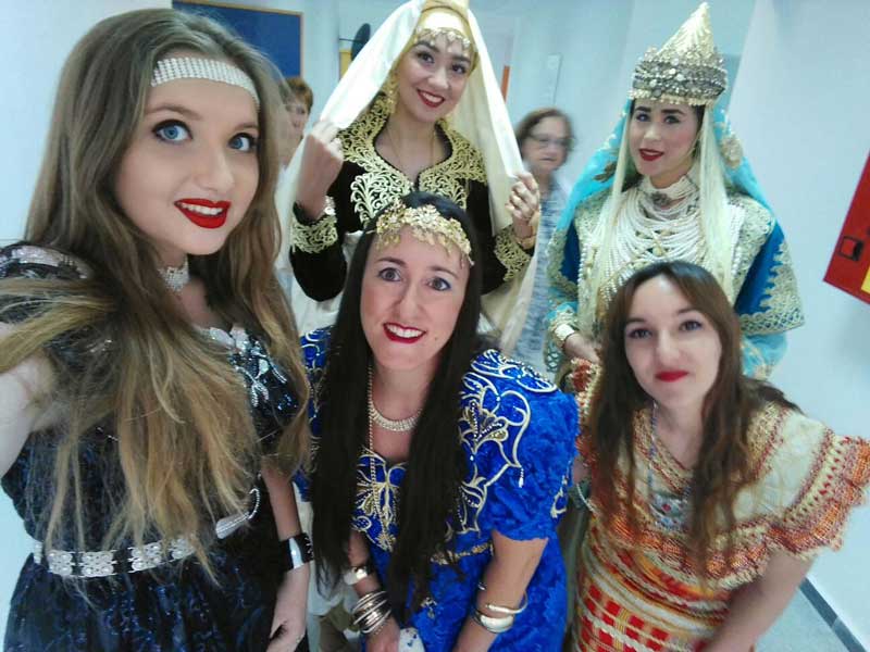 Alquiler de trajes folcloricos árabes en Alicante Asociación Cultura árabe en Alicante. Alquiler de trajes típicos árabes y argelinos.