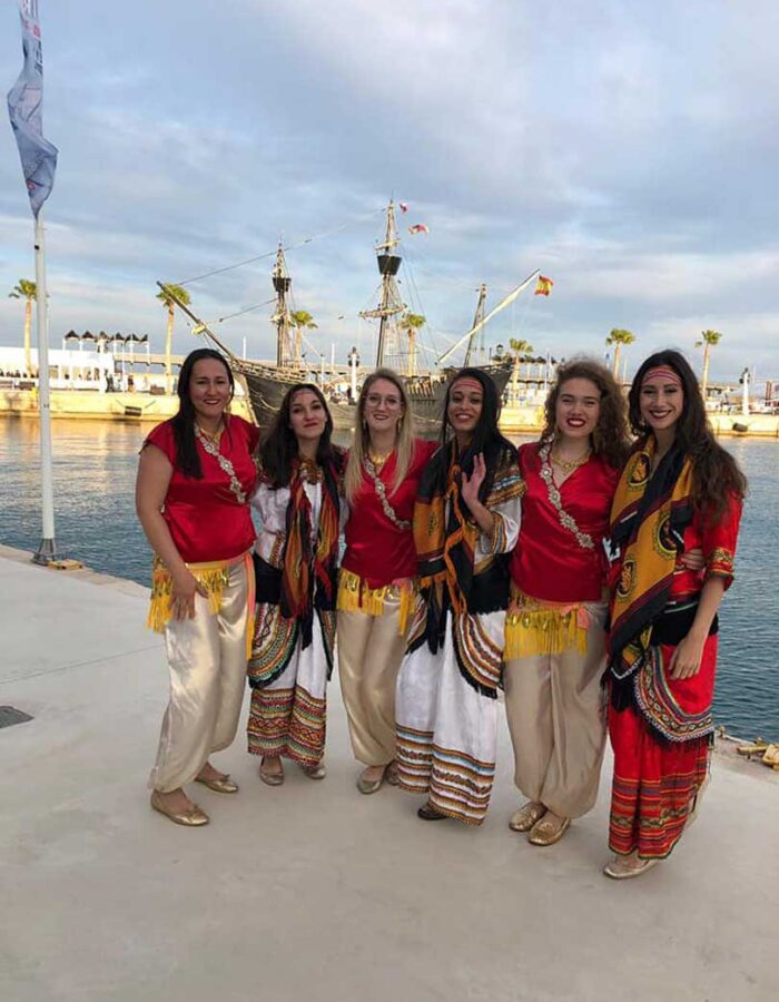 Clases de danza arabe en Alicante Clases de danza árabe en Alicante. Aprende a bailar danzas étnicas árabes en nuestra asociación árabe en Alicante