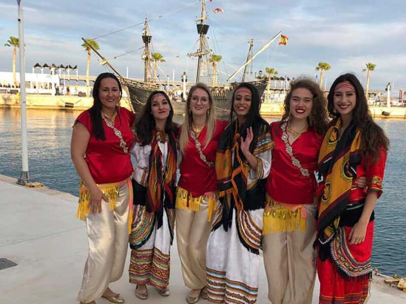 Clases de danza arabe en Alicante Clases de danza árabe en Alicante. Aprende a bailar danzas étnicas árabes en nuestra asociación árabe en Alicante
