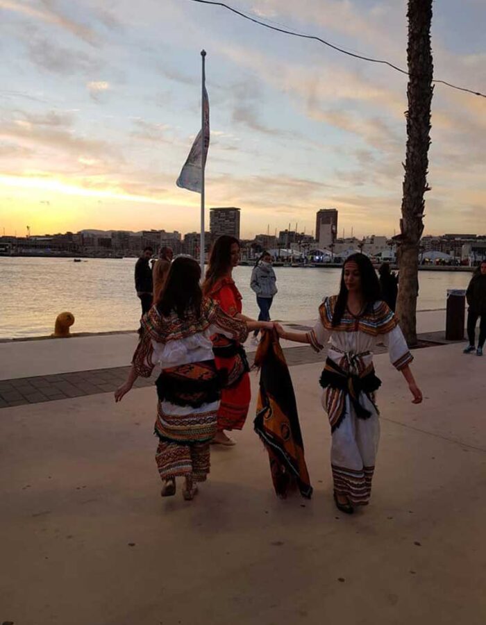 Clases de danza árabe en Alicante. Danzas étnicas árabes Clases de danza árabe en Alicante. Ven a disfrutar de nuestros bailes típicos argelinos y árabes en nuestra asociación.