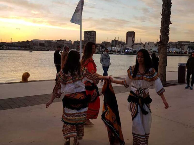 Clases de danza árabe en Alicante. Danzas étnicas árabes Clases de danza árabe en Alicante. Ven a disfrutar de nuestros bailes típicos argelinos y árabes en nuestra asociación.