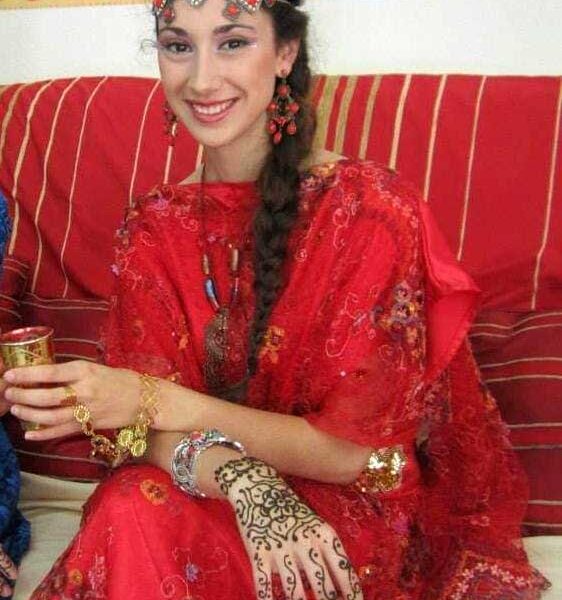 Trajes típicos árabes y argelinos en programas de TV Compra y alquiler de trajes tradicionales árabes y argelinos en Alicante. Folclore de Argelia