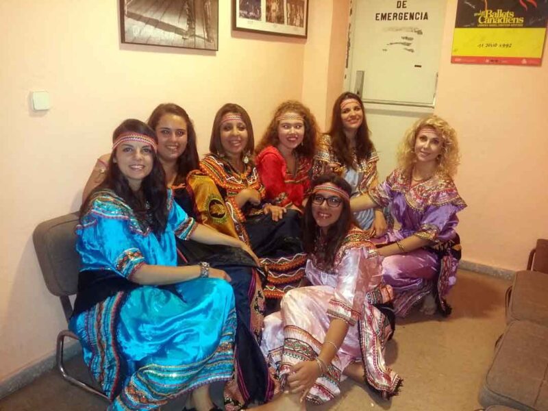trajes-tipicos-en-argelia Ven y disfruta en nuestra asociación. Alquile fabulosos trajes típicos árabes en Alicante. traje oran. argel, traje kabyle, traje constantina, etc.