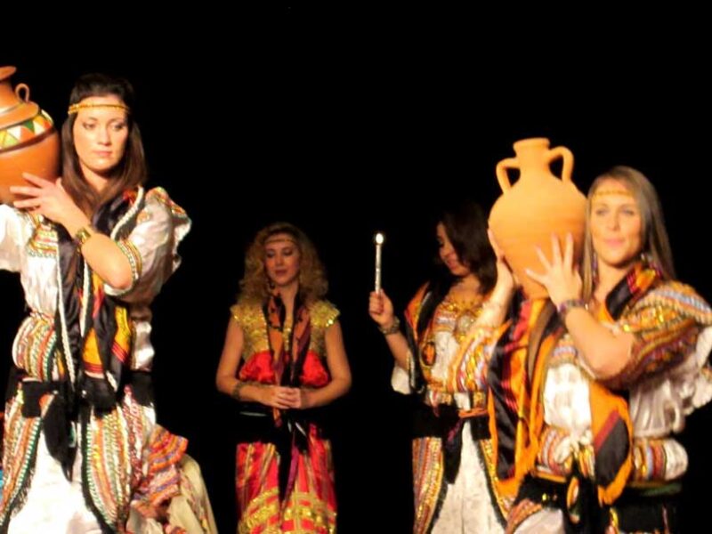 Clases de baile tradicional árabe en Alicante Clases de danza árabe en Alicante. Ven a aprender danza árabe en nuestra asociación de baile.