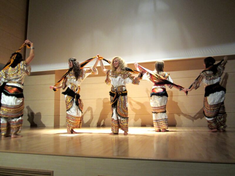 Clases de danza y baile árabe en Alicante Asociación Cultura Árabe en Alicante. Ven a nuestras clases de danza árabe en Alicante. Disfruta de las danzas tradicionales árabes y argelinas.