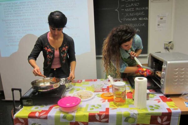 Talleres de repostería argelina y árabe en Alicante para niños y adultos Taller de repostería y gastronomía árabe en Alicante. Ven a nuestros talleres de repostería argelina y comida árabe
