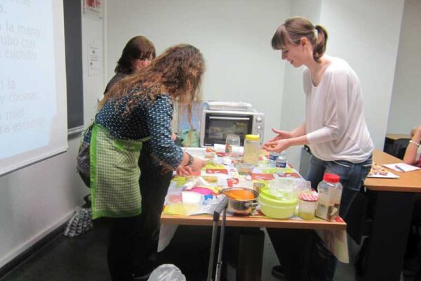 talleres-de-gastronomia-arabe-en-alicante Taller de repostería y gastronomía árabe en Alicante. Ven a nuestros talleres de repostería argelina y comida árabe