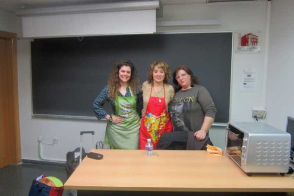 Talleres de repostería argelina y árabe en Alicante para niños y adultos Taller de repostería y gastronomía árabe en Alicante. Ven a nuestros talleres de repostería argelina y comida árabe