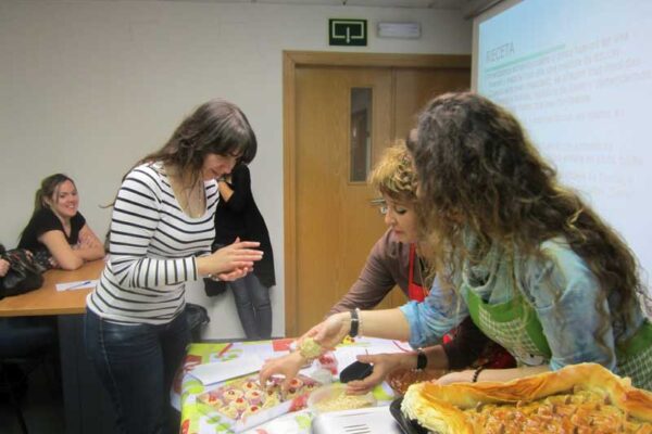 Talleres de repostería argelina y árabe en Alicante para niños y adultos Taller de repostería y gastronomía árabe en Alicante. Ven a nuestros talleres de repostería argelina y comida árabe