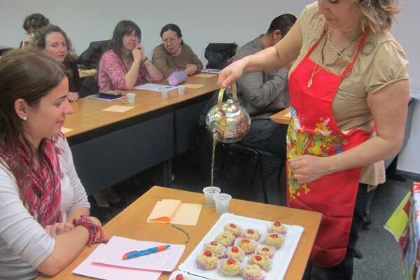 Talleres de gastronomía árabe en Alicante para niños y adultos Taller de repostería y gastronomía árabe en Alicante. Ven a nuestros talleres de repostería argelina y comida árabe