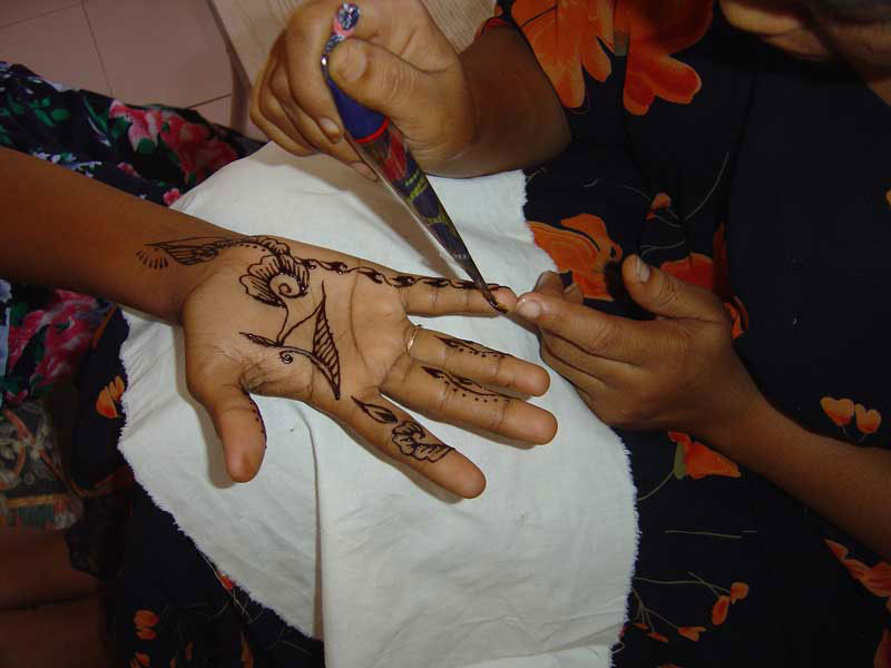 Talleres de henna en Alicante Talleres de henna para Negafa en Alicante. ¿Tiene una boda, pedida o celebración?